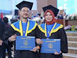 Suami-Istri Ini Wisuda S3 Bareng di ITS, di Kampus Dijuluki Habibie dan Ainun
