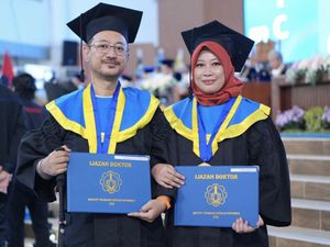 Suami-Istri Ini Wisuda S3 Bareng di ITS, di Kampus Dijuluki Habibie dan Ainun Suami-Istri Ini Wisuda S3 Bareng di ITS, di Kampus Dijuluki Habibie dan Ainun
