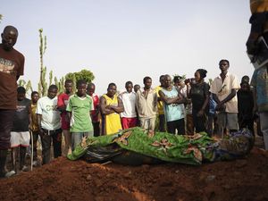 Suasana Duka Keluarga Korban Serangan Bersenjata di Nigeria