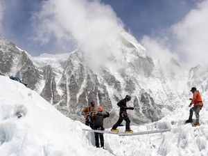 Mencekam, 1.000 Wisatawan Terjebak Badai Salju di Gunung Everest