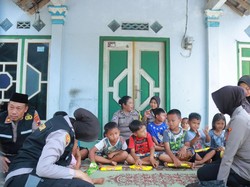Tim Polres Klaten Hibur Anak-anak di Tengah KLB Keracunan Massal