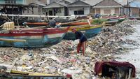 Tumpukan Sampah Cemari Pantai Bandar Lampung