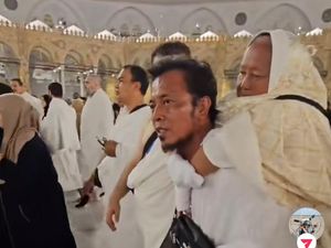 Bikin Haru, Pria Ini Gendong Ibunya saat Tawaf di Masjidil Haram Bikin Haru, Pria Ini Gendong Ibunya saat Tawaf di Masjidil Haram