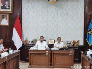 Walkot Eri Ultimatum Perusahaan di Surabaya yang Tahan Ijazah Karyawan Walkot Eri Ultimatum Perusahaan di Surabaya yang Tahan Ijazah Karyawan