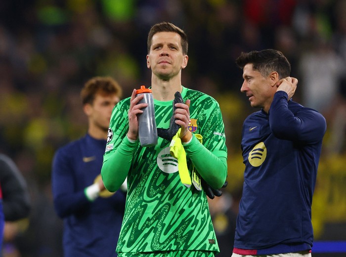 Soccer Football - Champions League - Quarter Final - Second Leg - Borussia Dortmund v FC Barcelona - Signal Iduna Park, Dortmund, Germany - April 15, 2025 FC Barcelona's Wojciech Szczesny celebrates after the match REUTERS/Thilo Schmuelgen