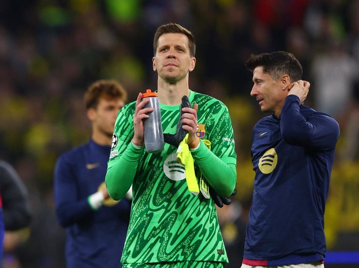 Soccer Football - Champions League - Quarter Final - Second Leg - Borussia Dortmund v FC Barcelona - Signal Iduna Park, Dortmund, Germany - April 15, 2025 FC Barcelona's Wojciech Szczesny celebrates after the match REUTERS/Thilo Schmuelgen