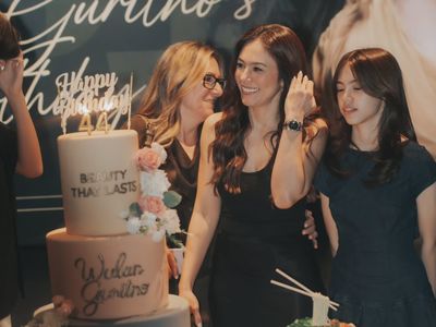 8 Foto Ultah ke-44 Wulan Guritno, Tampil Dengan Kerudung Hingga Tanktop Hitam