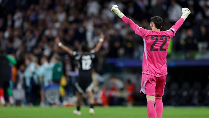 MADRID, SPAIN - APRIL 16: David Raya of Arsenal celebrates 1-2 during the UEFA Champions League  match between Real Madrid v Arsenal at the Estadio Santiago Bernabeu on April 16, 2025 in Madrid Spain (Photo by Maria Gracia Jimenez/Soccrates/Getty Images)