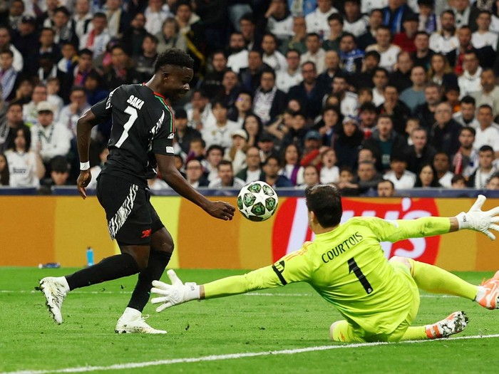 Soccer Football - Champions League - Quarter Final - Second Leg - Real Madrid v Arsenal - Santiago Bernabeu, Madrid, Spain - April 16, 2025 Real Madrid's Thibaut Courtois saves a penalty from Arsenal's Bukayo Saka REUTERS/Susana Vera     TPX IMAGES OF THE DAY