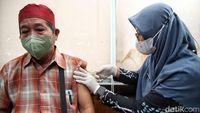 Potret Calon Jemaah Haji Terima Vaksin Polio-Meningitis