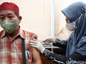 Potret Calon Jemaah Haji Terima Vaksin Polio-Meningitis Potret Calon Jemaah Haji Terima Vaksin Polio-Meningitis
