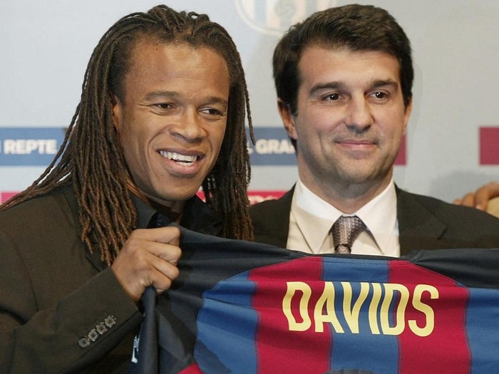 Dutch player Edgar Davids poses with FC Barcelona's President Joan Laporta (R)  during his official presentation as a Barcelona player,12 January 2004. Thirty-one year old Davids who played in Italy with Juventus, is to sign until the end of the season  with FC Barcelona.           AFP PHOTO           CESAR RANGEL (Photo by CESAR RANGEL / AFP)