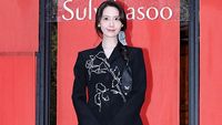 7 Gaya Anggun nan Elegan Im Yoona, Pakai Setelan Blazer Hitam Berhias Kristal