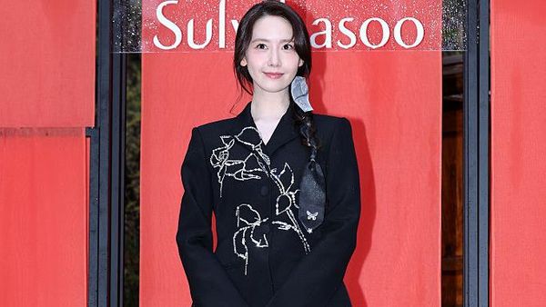 7 Gaya Anggun nan Elegan Im Yoona, Pakai Setelan Blazer Hitam Berhias Kristal