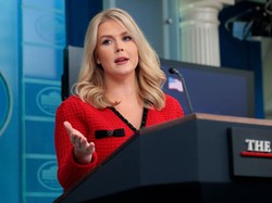 Baju Sekretaris Pers Trump Diduga Buatan China, Picu Perdebatan