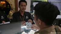 Potret Warga Rela Antre Beli Emas Saat Harga Terus Melonjak