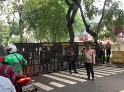 Video: Massa Pro dan Kontra Hasto Gelar Aksi di PN Jakpus