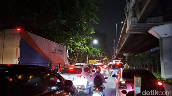 Penampakan Macet Horor Arah Priok Semalam Mengular ke Mana-mana