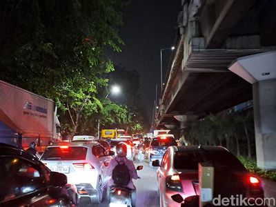 Penampakan Macet Horor Arah Priok Semalam Mengular ke Mana-mana