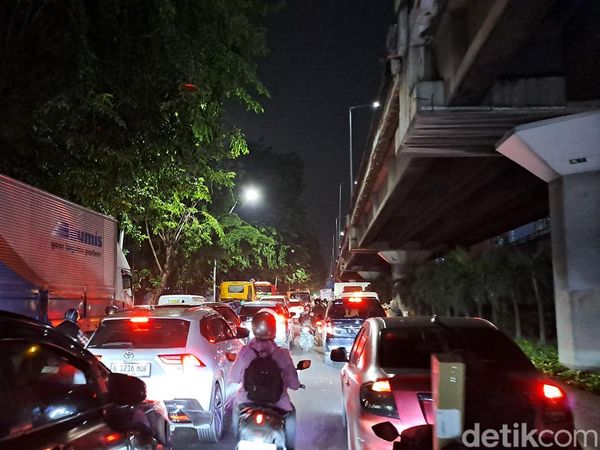 Penampakan Macet Horor Arah Priok Semalam Mengular ke Mana-mana