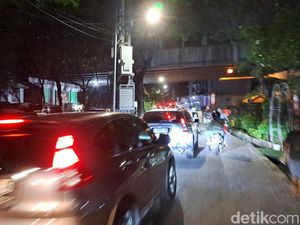 Macet Parah Jalan Yos Sudarso ke Pelabuhan Priok, Warga Pilih Jalur Alternatif Macet Parah Jalan Yos Sudarso ke Pelabuhan Priok, Warga Pilih Jalur Alternatif