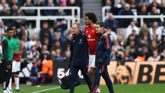 Soccer Football - Premier League - Newcastle United v Manchester United - St James Park, Newcastle, Britain - April 13, 2025 Manchester Uniteds Joshua Zirkzee is helped off the pitch after sustaining an injury Action Images via Reuters/Lee Smith EDITORIAL USE ONLY. NO USE WITH UNAUTHORIZED AUDIO, VIDEO, DATA, FIXTURE LISTS, CLUB/LEAGUE LOGOS OR LIVE SERVICES. ONLINE IN-MATCH USE LIMITED TO 120 IMAGES, NO VIDEO EMULATION. NO USE IN BETTING, GAMES OR SINGLE CLUB/LEAGUE/PLAYER PUBLICATIONS. PLEASE CONTACT YOUR ACCOUNT REPRESENTATIVE FOR FURTHER DETAILS..