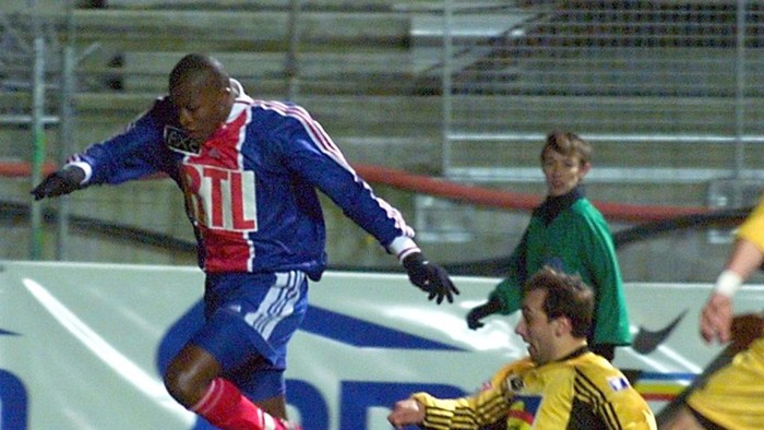 Kaba Diawara Le baumois Joachim Alves Pinto (D) tente de tacler le parisien Kaba Diawara (G) au stade Bonal Sochaux le 12 fvrier 2000 lors du match Baume les Dames/Paris Saint Germain comptant pour les 16mes de finale de la Coupe de France. (IMAGE ELECTRONIQUE) (Photo by Damien MEYER / AFP)