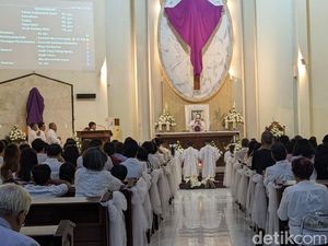 Ribuan Umat Katolik Khusyuk Ikuti Perayaan Kamis Putih di Tulungagung Ribuan Umat Katolik Khusyuk Ikuti Perayaan Kamis Putih di Tulungagung