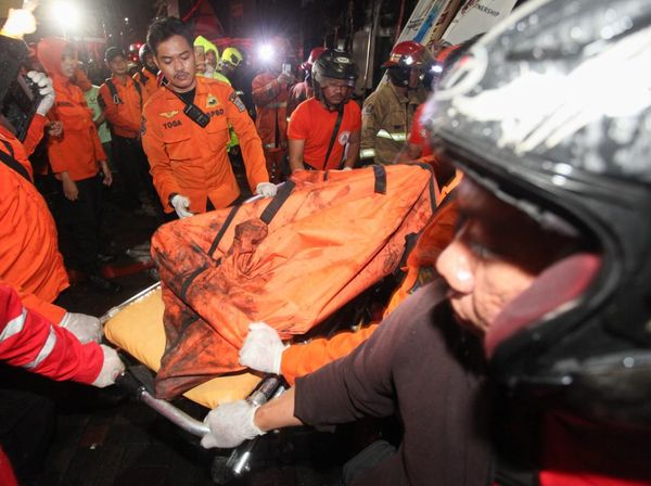 Dua Orang Tewas Akibat Kebakaran Ruko di Surabaya