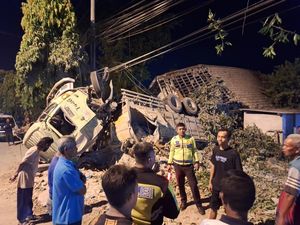 Rem Blong, Truk di Lamongan Terguling Usai Tabrak Motor, Warung dan Gapura Rem Blong, Truk di Lamongan Terguling Usai Tabrak Motor, Warung dan Gapura