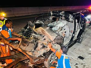 Detik-detik Avanza Tabrak Truk Fuso Tewaskan 3 Orang di Tol Ngawi Detik-detik Avanza Tabrak Truk Fuso Tewaskan 3 Orang di Tol Ngawi