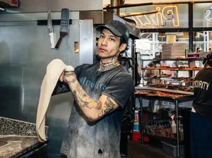 Keren! Tukang Pizza Ini Sukses Jadi Model di Paris Fashion Week Keren! Tukang Pizza Ini Sukses Jadi Model di Paris Fashion Week