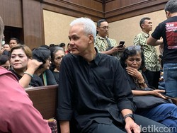 Ganjar Hadiri Sidang Hasto Kristiyanto, Beri Semangat