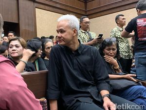 Ganjar Hadiri Sidang Hasto Kristiyanto, Beri Semangat Ganjar Hadiri Sidang Hasto Kristiyanto, Beri Semangat