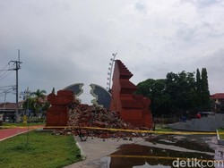 Ikon Gapura Alun-alun Taman Pataraksa Masih Terbengkalai Usai Ambruk