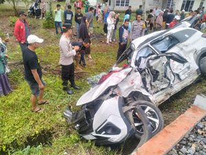 Lagi Tabrakan Kereta Vs Minibus di Pariaman, 2 Orang Terjepit Lagi Tabrakan Kereta Vs Minibus di Pariaman, 2 Orang Terjepit