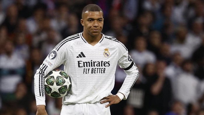 Kylian Mbappe Soccer Football - Champions League - Quarter Final - Second Leg - Real Madrid v Arsenal - Santiago Bernabeu, Madrid, Spain - April 16, 2025 Real Madrids Kylian Mbappe looks on as referee Francois Letexier watches the VAR monitor for a possible penalty REUTERS/Susana Vera