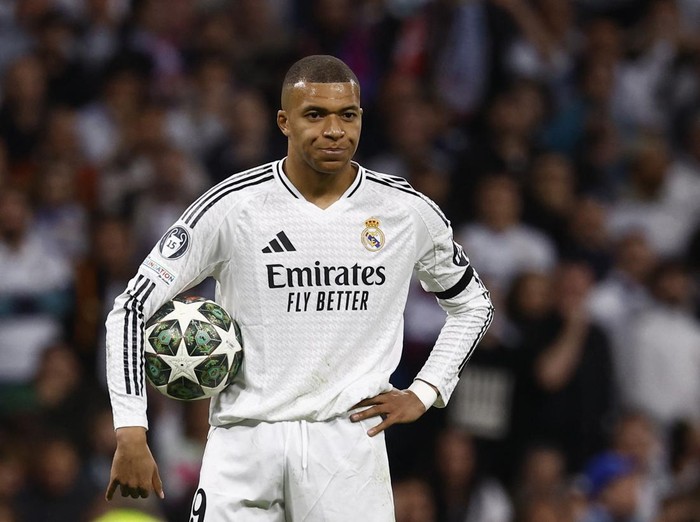 Soccer Football - Champions League - Quarter Final - Second Leg - Real Madrid v Arsenal - Santiago Bernabeu, Madrid, Spain - April 16, 2025 Real Madrid's Kylian Mbappe looks on as referee Francois Letexier watches the VAR monitor for a possible penalty REUTERS/Susana Vera