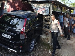 Mobil Seruduk Pejalan Kaki-Toko Sembako di Kupang gegara Sopir Ngantuk