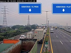 Lalin di Tol Arah Priok Macet 15 Kilometer Imbas Kepadatan di Pelabuhan