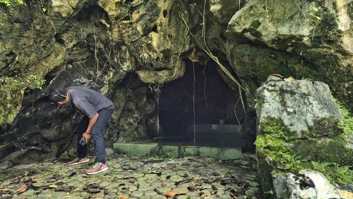 Lokasi gua yang diklaim selaku makom Sayidina Ali di Sukabumi. Lokasi gua yang diklaim selaku makom Sayidina Ali di Sukabumi. laki laki Tasikmalaya