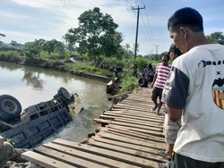 Truk Terguling ke Sungai Saat Lewati Jembatan Kayu di Pandeglang