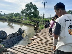 Truk Terguling ke Sungai Saat Lewati Jembatan Kayu di Pandeglang Truk Terguling ke Sungai Saat Lewati Jembatan Kayu di Pandeglang