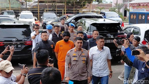 Tampang Lesu Oknum Dokter Cabul di Garut Saat Berbaju Tahanan