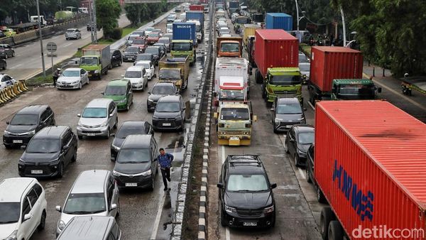 Parah! Jalan Yos Sudarso Arah Pelabuhan Tanjung Priok Macet Sejak Semalam