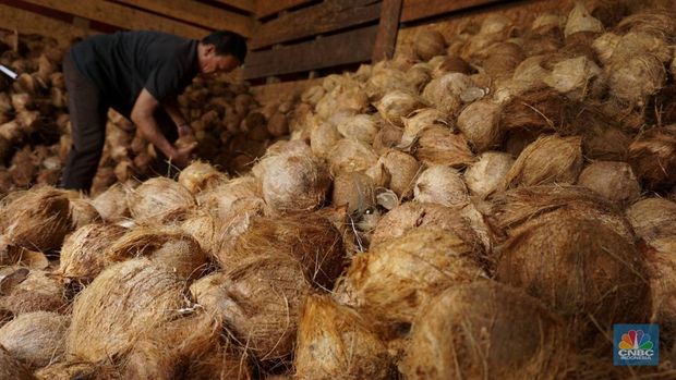 Penjualan kelapa parut di area Kramat Jati, Jakarta, Kamis (17/4/2025). (CNBC Indonesia/Muhammad Sabki)