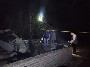 Pria di Sergai Bakar Rumah Adik Kandung Tengah Malam Lalu Kabur