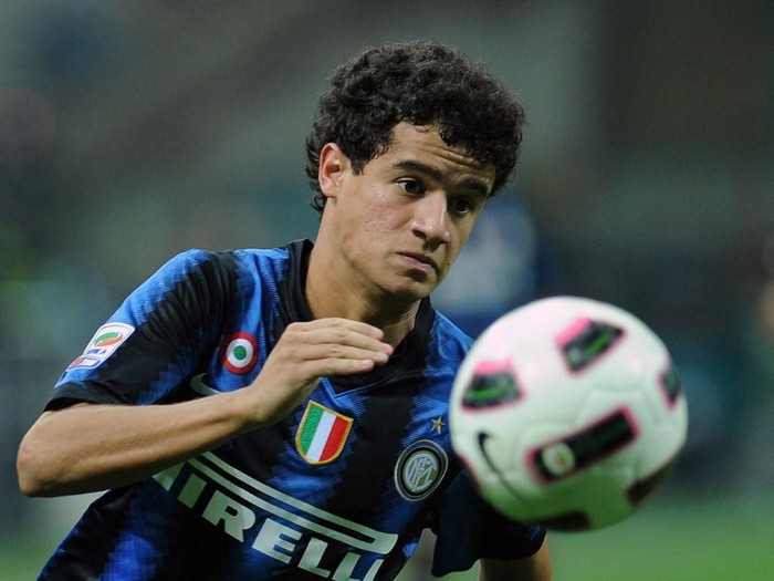 Inter Milan Brazilian midfielder Philippe Coutinho Correia controls the ball during Italian serie A football match between Inter Milan and Juventus at San Siro stadium in Milan on October 3, 2010.  AFP PHOTO / ALBERTO PIZZOLI (Photo by ALBERTO PIZZOLI / AFP)