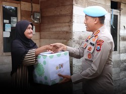 Warga Menengah Bawah di Batola Terima Bantuan Paket Sembako dari Polda Kalsel