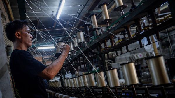 Potret Kesibukan Industri Rumahan Benang Rajut di Tangerang